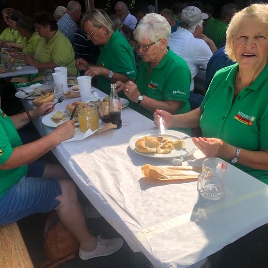 Bild enthält, Dining Table, Table, Lunch, Person, Portrait, Dining Room, Restaurant, Adult, Female, Woman