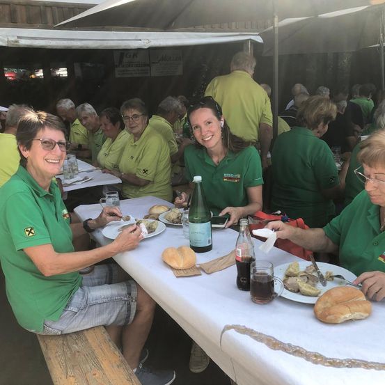 Bild enthält, Table, Dining Table, Person, Portrait, People, Adult, Female, Woman, Shelter, Restaurant