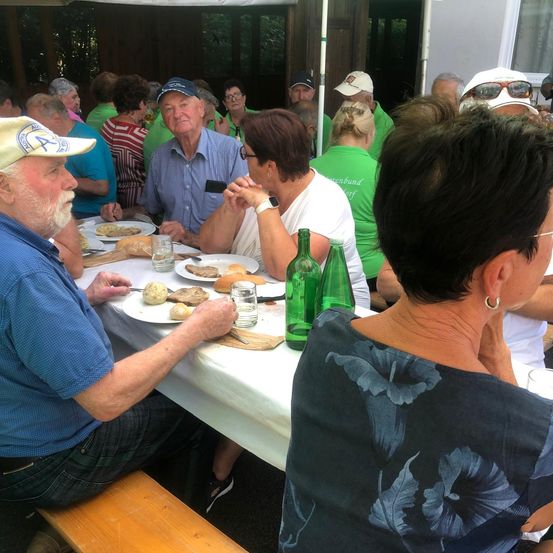 Bild enthält, Dining Table, Table, Dining Room, Lunch, Restaurant, Adult, Female, Person, Woman, Portrait