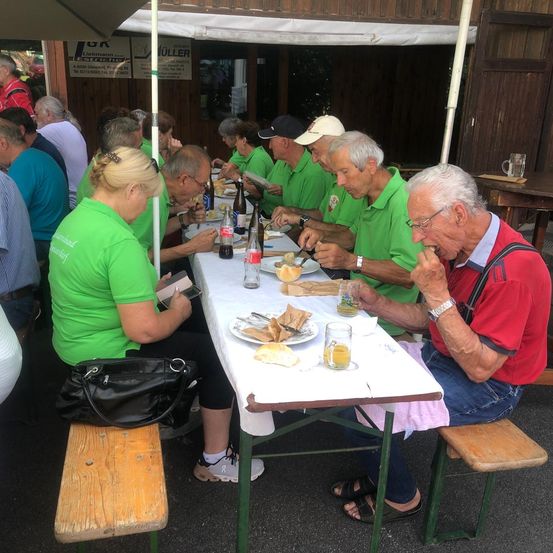 Bild enthält, Dining Table, Furniture, Table, Dining Room, Lunch, Meal, Restaurant, Person, Portrait, Woman