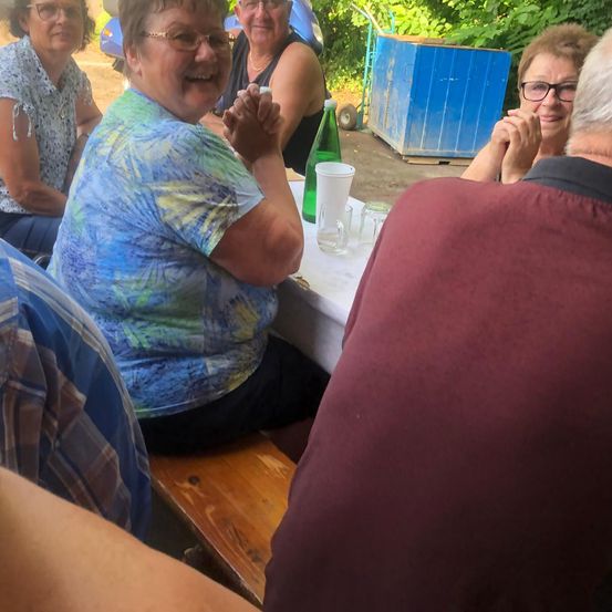 Bild enthält, Person, Photography, Portrait, Dining Table, Table, Adult, Male, Man, Potted Plant, Woman