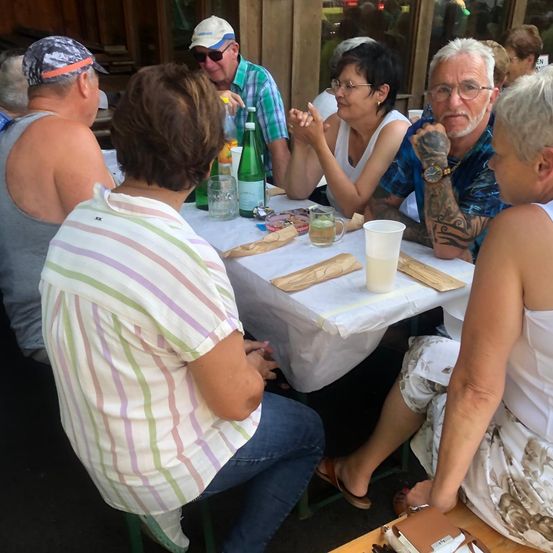 Bild enthält, Table, Dining Table, Restaurant, Adult, Male, Man, Person, Portrait, Dining Room, People