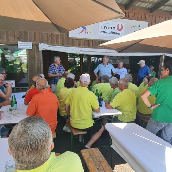 Bild enthält, Indoors, Restaurant, Cafeteria, Adult, Male, Man, Person, Handbag, Urban, Shoe