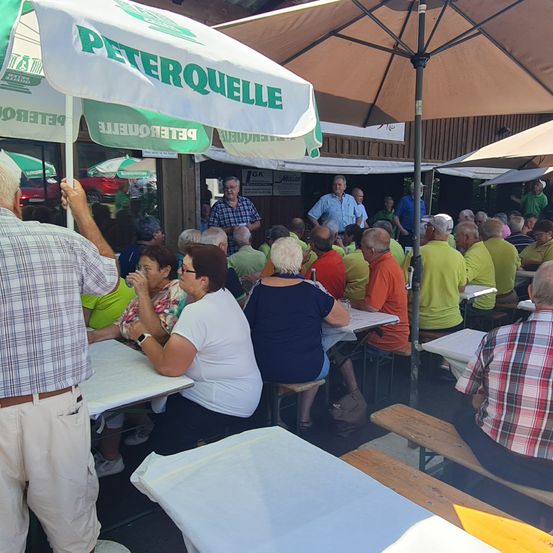 Bild enthält, Adult, Male, Man, Person, Indoors, Restaurant, People, Urban, Wristwatch, Face