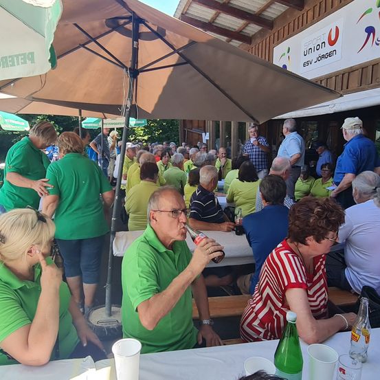 Bild enthält, Restaurant, Shelter, Person, Adult, Male, Man, Boy, Teen, Female, Woman