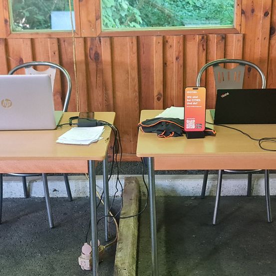 Bild enthält, Interior Design, Furniture, Table, Desk, Tabletop, Wood, Chair, Pen, Laptop, Stained Wood
