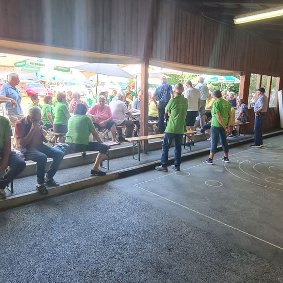 Bild enthält, People, Person, Urban, Adult, Male, Man, Floor, Shoe, Indoors, Head