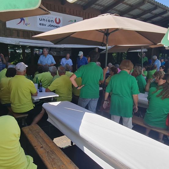 Bild enthält, Adult, Male, Man, Person, Handbag, Female, Woman, Wristwatch, Bench, Hat