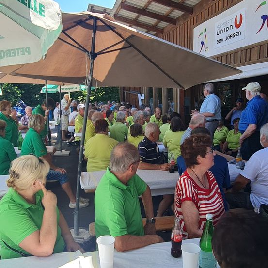 Bild enthält, Restaurant, Cafeteria, Shelter, Adult, Female, Person, Woman, Male, Man, Urban