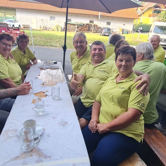 Bild enthält, Restaurant, Table, Person, Portrait, Adult, Male, Man, Female, Woman, Urban