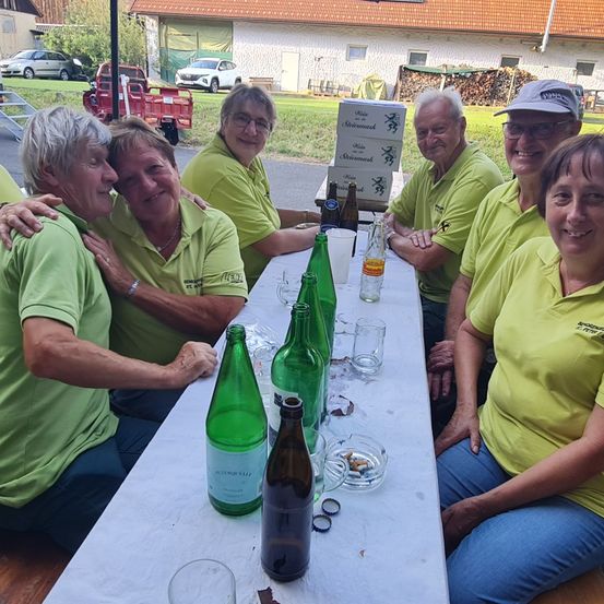 Bild enthält, Adult, Female, Person, Woman, Male, Man, Restaurant, Car, Beer, Glasses