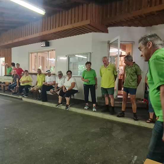 Bild enthält, People, Person, Shelter, Sandal, Shoe, Jeans, Shorts, School, Indoors, Face