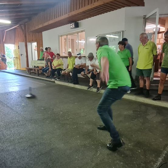 Bild enthält, People, Person, Adult, Male, Man, Shorts, Shoe, Sandal, Jeans, Indoors