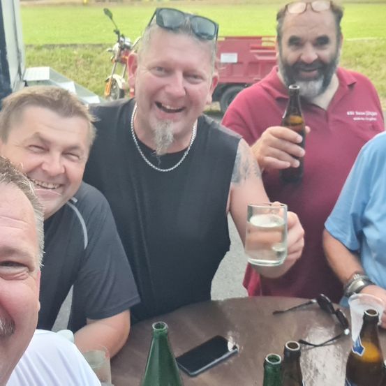 Bild enthält, T-Shirt, Finger, Person, Mobile Phone, Necklace, Adult, Male, Man, Head, Face