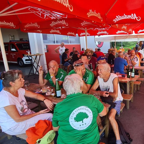 Bild enthält, Indoors, Restaurant, Cafeteria, Cafe, Adult, Male, Man, Person, Female, Woman