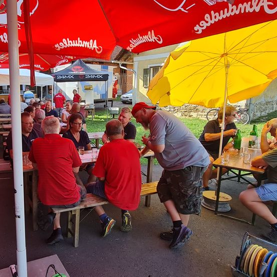 Bild enthält, Urban, Restaurant, Person, Adult, Male, Man, Bicycle, City, Cafeteria, Car