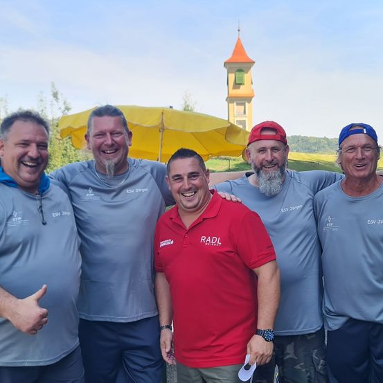 Bild enthält, T-Shirt, People, Person, Shelter, Walking, Cup, Adult, Male, Man, Wristwatch