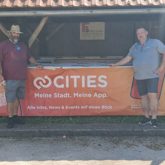 Bild enthält, Shorts, T-Shirt, Shelter, Person, Walking, Adult, Male, Man, Banner, Shoe