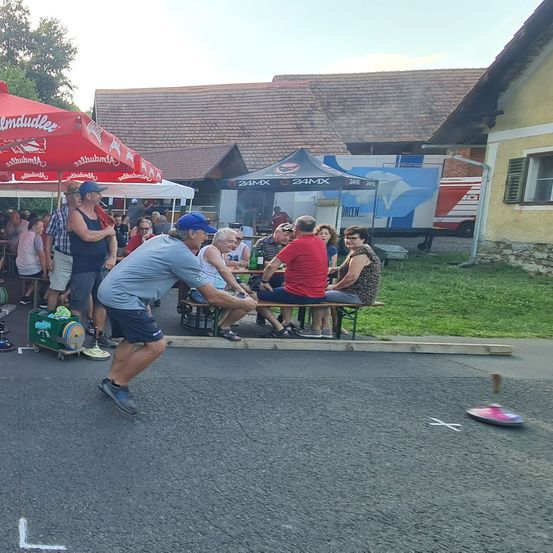 Bild enthält, Shelter, Shorts, People, Person, Neighborhood, City, Street, Walking, Adult, Man