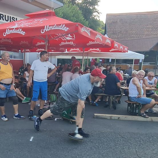 Bild enthält, Shorts, Shelter, People, Person, Neighborhood, City, Shoe, Walking, Adult, Man