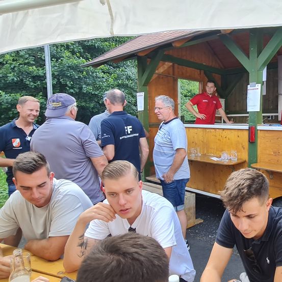 Bild enthält, Boy, Male, Person, Teen, Wristwatch, Adult, Man, Truck, Vehicle, Food Truck