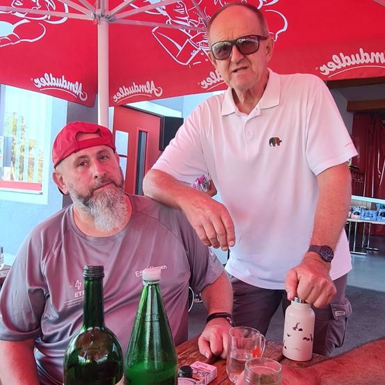 Bild enthält, Dining Table, Table, Restaurant, Wood, Beer, Person, Portrait, Adult, Male, Man