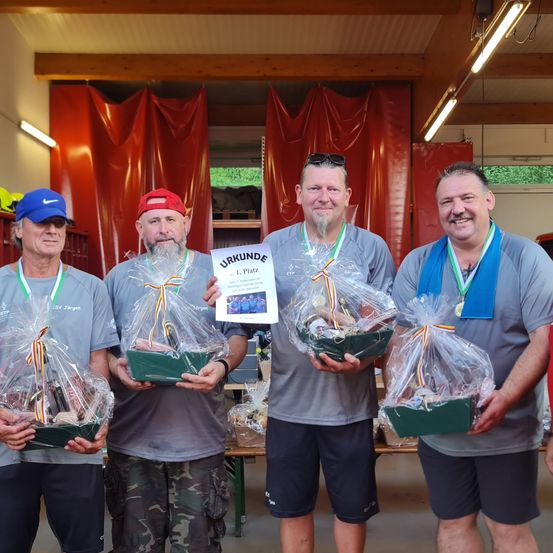 Bild enthält, Shorts, T-Shirt, People, Person, Adult, Female, Woman, Pants, Male, Man