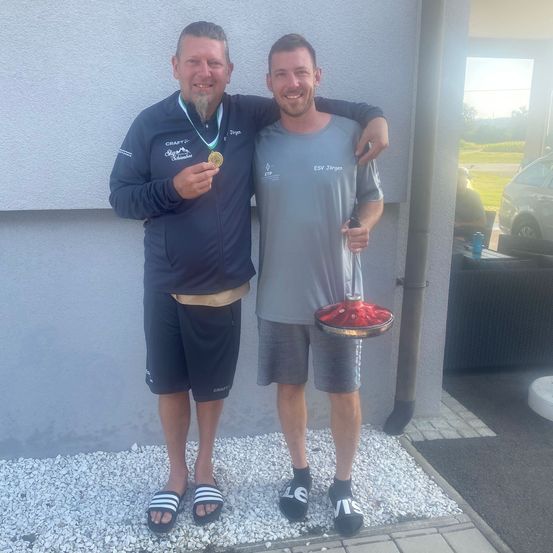 Bild enthält, Shorts, T-Shirt, Person, Photography, Portrait, Shoe, Pants, Street, Tennis Racket, Man