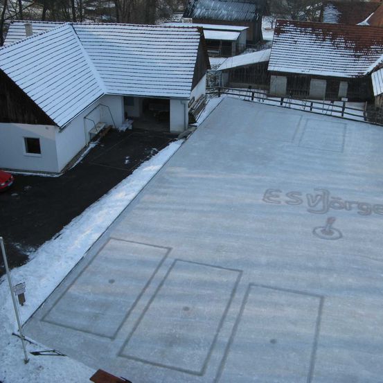 Bild enthält, Architecture, Building, Housing, Outdoors, House, Roof, Car, Vehicle