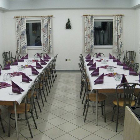 Bild enthält, Indoors, Chair, Hall, Table, Tabletop, Restaurant, Cup, Banquet, Fun, Dining Table