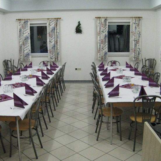 Bild enthält, Indoors, Chair, Hall, Table, Tabletop, Restaurant, Cup, Banquet, Fun, Dining Table