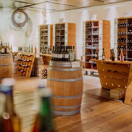 Bild enthält, Alcohol, Beverage, Liquor, Wine, Wine Cellar, Box, Beer, Architecture, Building