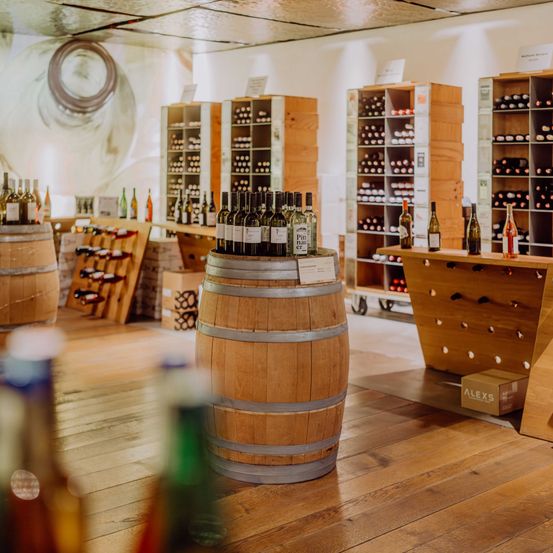 Bild enthält, Alcohol, Beverage, Liquor, Wine, Wine Cellar, Box, Beer, Architecture, Building