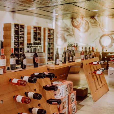 Bild enthält, Alcohol, Beverage, Liquor, Wine, Wine Cellar, Box