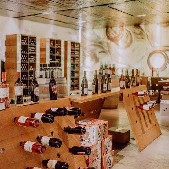 Bild enthält, Alcohol, Beverage, Liquor, Wine, Wine Cellar, Box