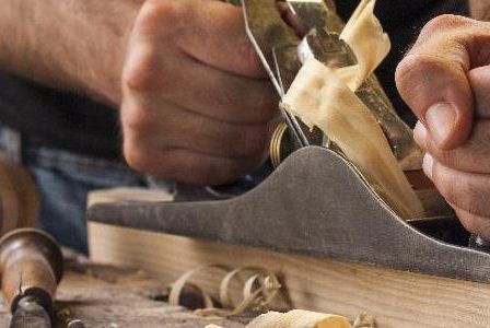 Bild enthält, Person, Woodworking, Carpenter, Mortar Shell, Weapon