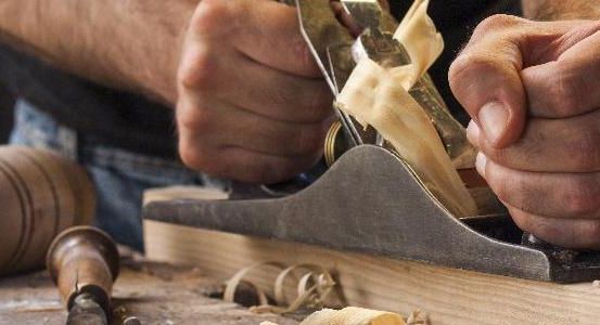 Bild enthält, Person, Woodworking, Carpenter, Mortar Shell, Weapon