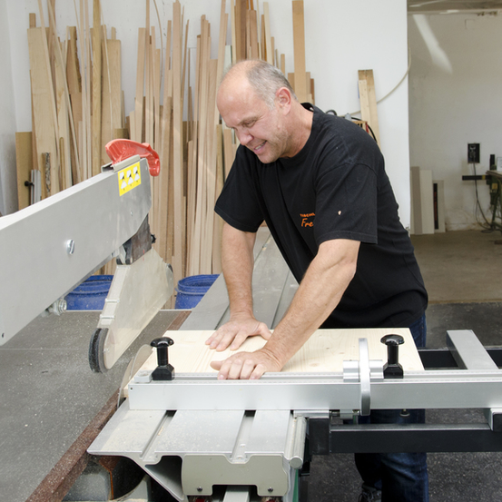 Bild enthält, Adult, Male, Man, Person, Face, Head, Machine, Wheel, Woodworking