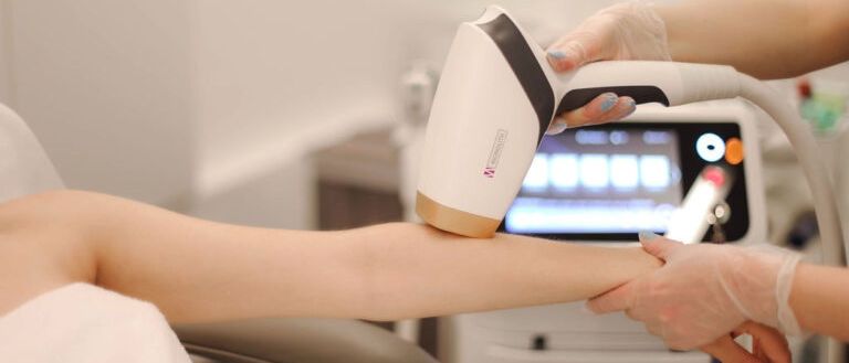 Bild enthält, Person, Ultrasound, Appliance, Blow Dryer, Device, Electrical Device, Arm, Body Part