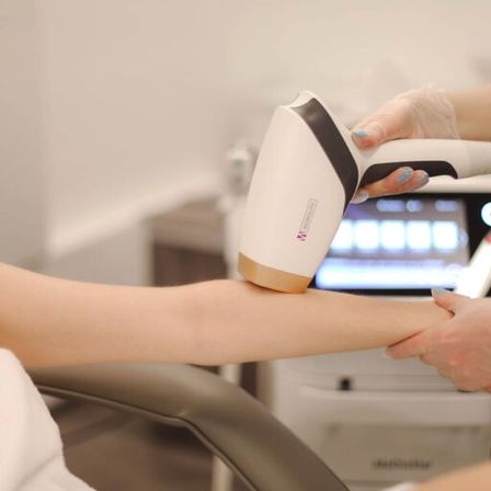 Bild enthält, Person, Ultrasound, Appliance, Blow Dryer, Device, Electrical Device, Arm, Body Part