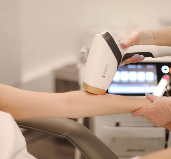 Bild enthält, Person, Ultrasound, Appliance, Blow Dryer, Device, Electrical Device, Arm, Body Part