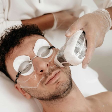 Bild enthält, Adult, Male, Man, Person, Spa, Tape