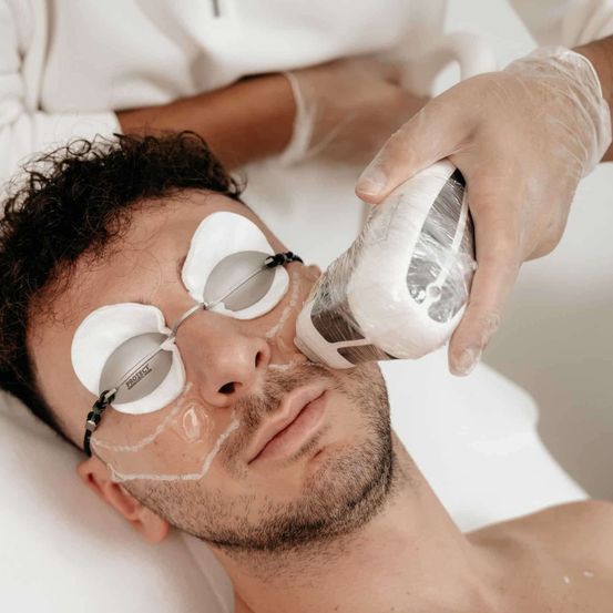 Bild enthält, Adult, Male, Man, Person, Spa, Tape