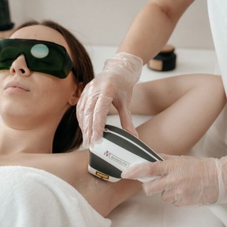 Bild enthält, Clothing, Glove, Accessories, Sunglasses, Tape, Face, Head, Person