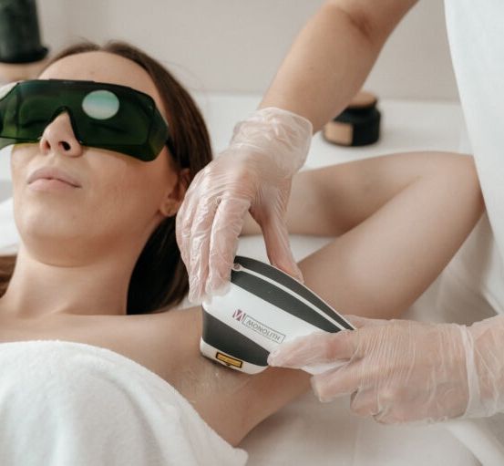 Bild enthält, Clothing, Glove, Accessories, Sunglasses, Tape, Face, Head, Person