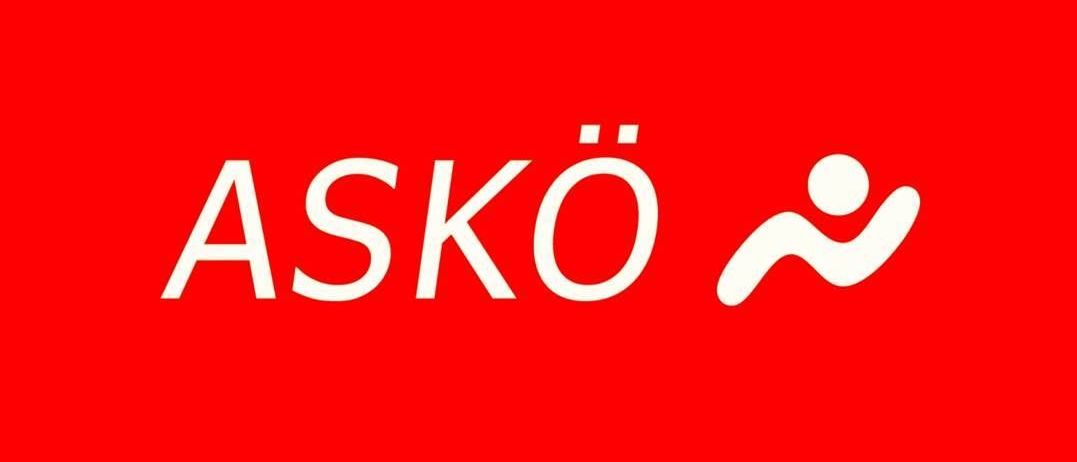 Ein roter Hintergrund mit dem weißen Wort ASKO und einem weißen Handsymbol auf der rechten Seite.