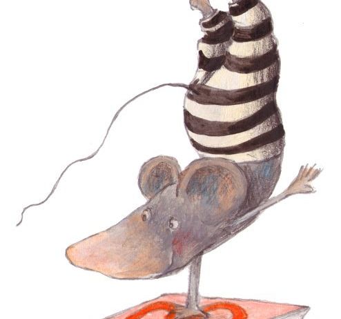 Eine Illustration einer Maus, die gestreifte Hosen trägt und auf einem offenen Buch steht.