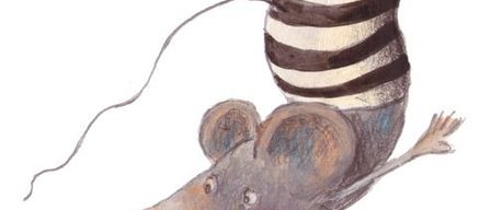 Eine Illustration einer Maus, die gestreifte Hosen trägt und auf einem offenen Buch steht.