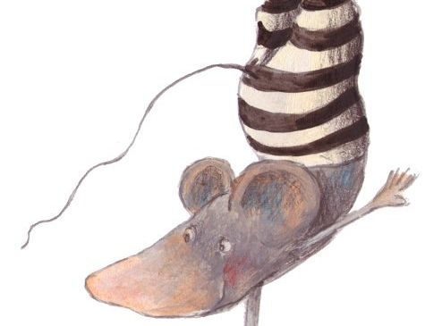 Eine Illustration einer Maus, die gestreifte Hosen trägt und auf einem offenen Buch steht.