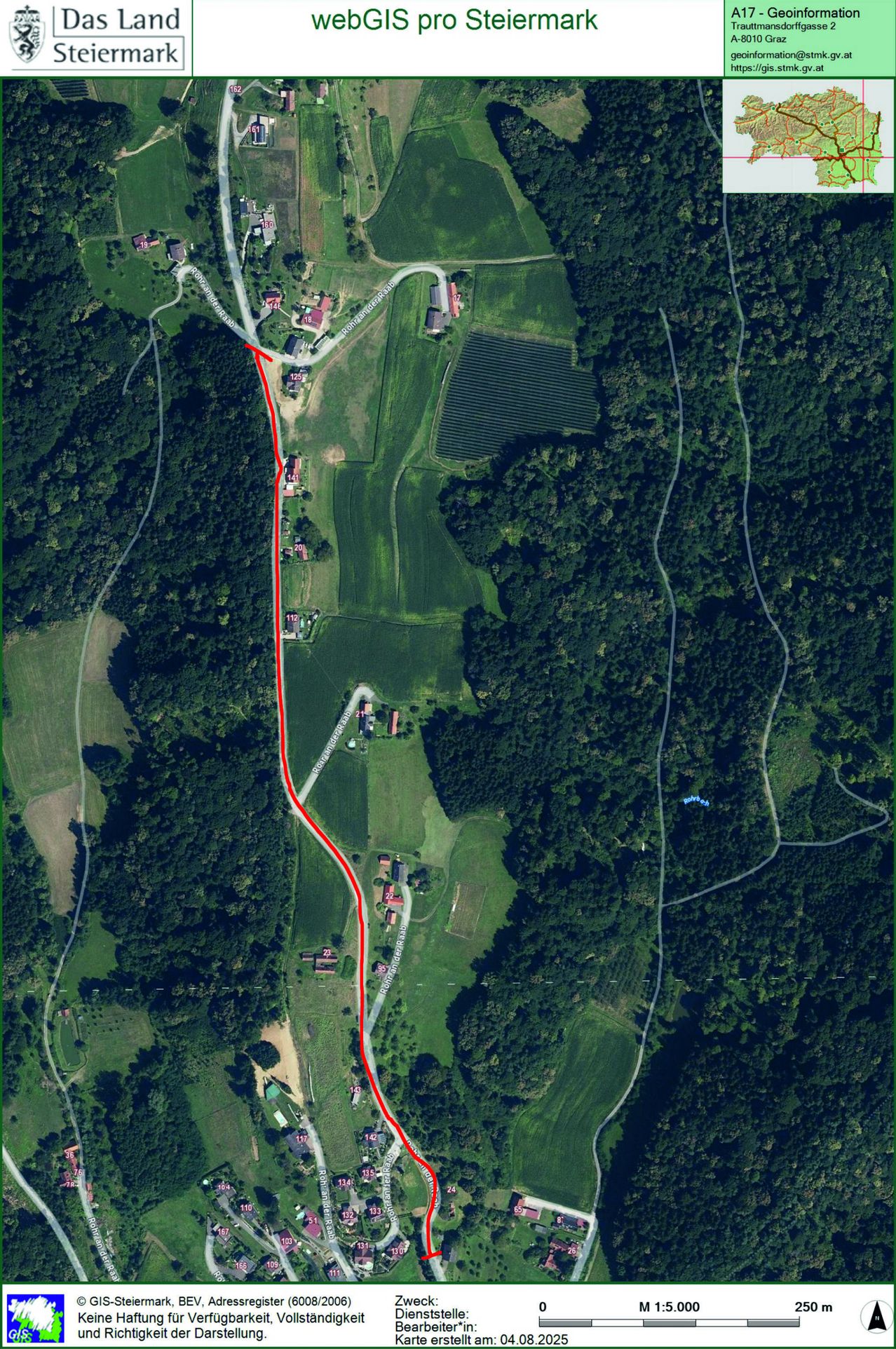 Eine Luftaufnahme eines ländlichen Gebiets mit einer roten Linie, die einen Weg durch grüne Felder und Bäume zeigt. Ein großes Feld wird rechts von Bäumen gesäumt. Mehrere Häuser sind in der Gegend verstreut.